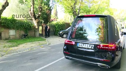 Ramiro, viudo de Concha Márquez Piquer, sale desolado de su domicilio camino al cementerio