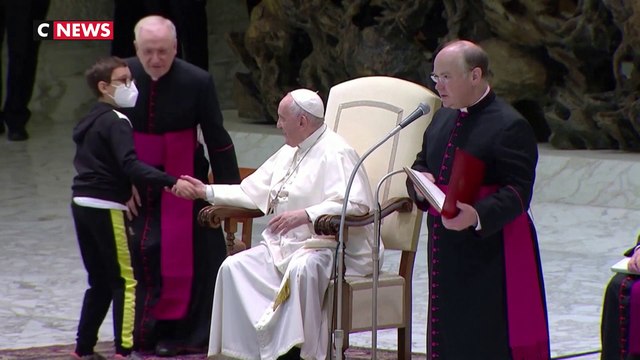 Vatican : un garçon vient s’assoir à côté du pape en pleine audience