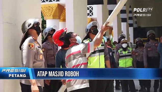 Atap Masjid Besar Nguter Roboh, Kapolres Sukoharjo Pimpin Bersihkan Puing-Puing