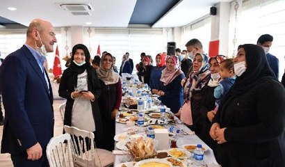 Son dakika haber! BAKAN SOYLU, DİYARBAKIR'DA EVLAT NÖBETİ TUTAN AİLELERLE BULUŞTU