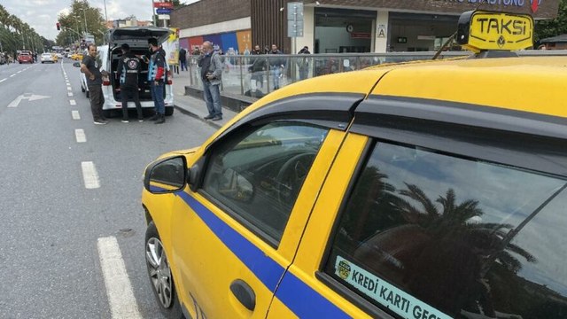 Yolcu seçen taksi sürücüsü: Taksim Meydan’da 50 Euro’ya yolcu taşıyorlar