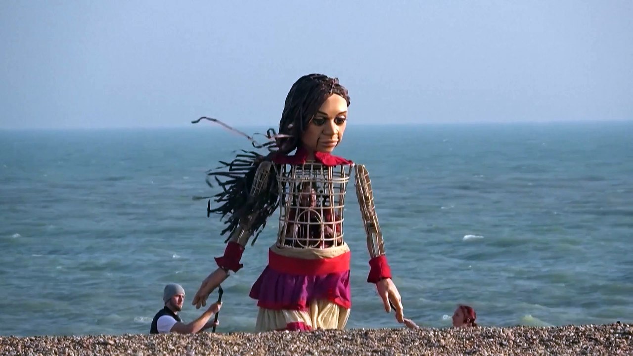 Nach Reise durch Europa: Flüchtlingspuppe Amal kommt in England an