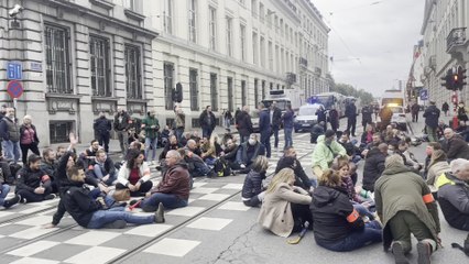 Des policiers mécontents protestent devant le cabinet de la ministre Verlinden