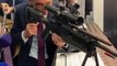 En visite au salon Milipol, Éric Zemmour utilise le fusil Sniper du RAID