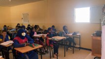 Mohamed, un estudiante de español en una escuela de los campamentos