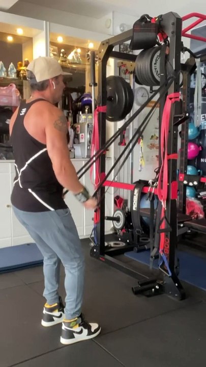 —For The Resistance Bands Arms Workout The Gym Equipment provided by @bodyengineers—Clothes from @bodyengineers —Happy Tuesday ! —Salut la famille, j’espère que vous allez bien ? Voici mon entraînement Dos, biceps, triceps de ce mardi soir.