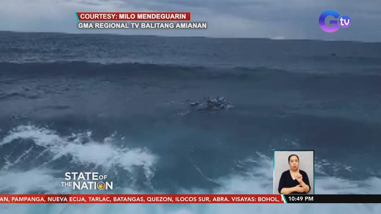 Bangkang may sakay na mga mangingisda, pinataob at winasak ng malalakas na alon | SONA