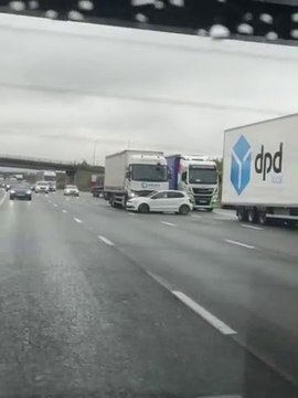 Ce camion ne se rend même pas compte qu'il pousse une voiture