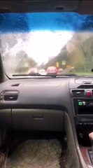 Cette voiture a une vue panoramique par le sol...