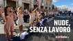 Flashmob Alitalia, le hostess si spogliano davanti al Campidoglio: “Nude, senza lavoro nè dignità”
