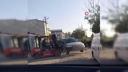 Otomobilin yolu kapatmasına kızdı, forkliftle kaldırıp kenara bıraktı
