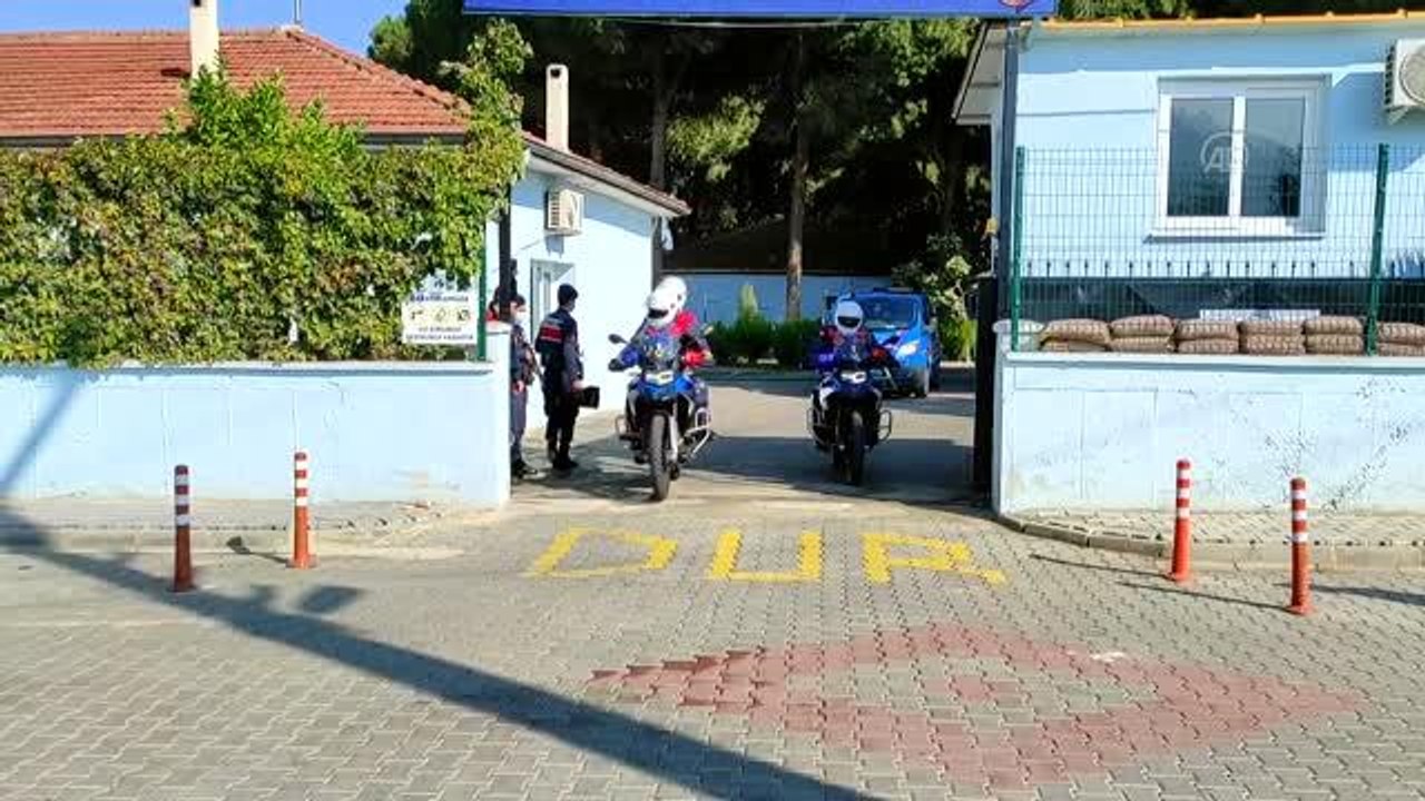 Son dakika haberleri... Jandarmadan kaza geçiren motosiklet sürücülerine kask hediyesi