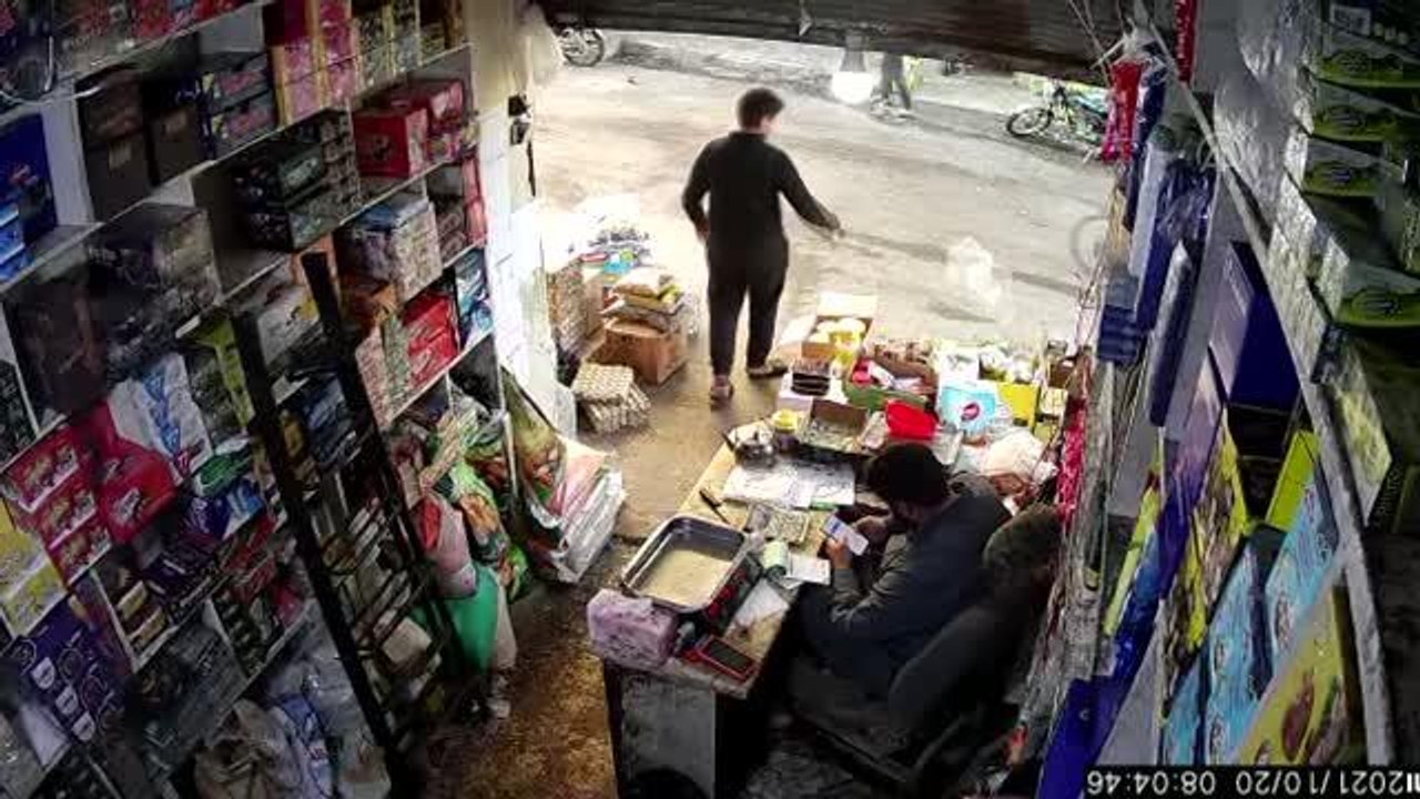 Esed rejiminin İdlib'de pazar yerine saldırısında 10 sivil öldü - Saldırı anı