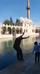 Canlı yayın yaparken Balıklıgöl'e düştü