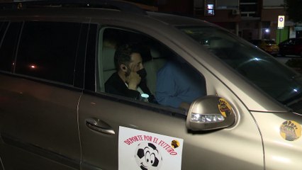Antonio David Flores acude a una comisaría de policía en compañía de su abogado