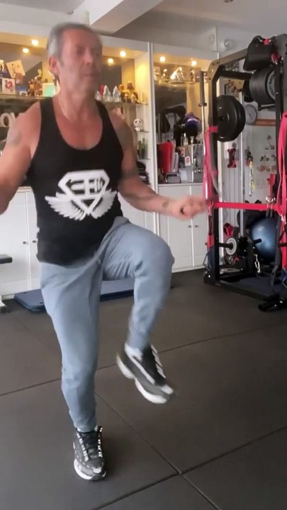 —Gear from @bodyengineers —Happy Sunday ! —Salut la famille, j’espère que vous allez bien ? Voici mon entraînement corps complet de ce dimanche après-midi.Bon entraînement à vous ..—SAVE This Full Body Workout1. Jump Rope Criss Cross - 30 sec