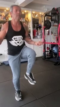 —Gear from @bodyengineers —Happy Sunday ! —Salut la famille, j’espère que vous allez bien ? Voici mon entraînement corps complet de ce dimanche après-midi.Bon entraînement à vous ..—SAVE This Full Body Workout1. Jump Rope Criss Cross - 30 sec