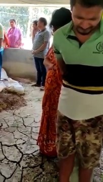 অন্যের বউয়ের সঙ্গে সম্পর্ক করতে গিয়ে ধরা খেলো এই ছেলে