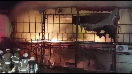 Küçükçekmece'de lokalde korkutan yangın