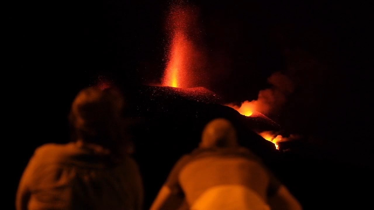 Medio centenar más de viviendas evacuadas, nuevas vidas pausadas por el volcán en La Palma