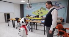 AKP’li başkan kendisini robota övdürdü