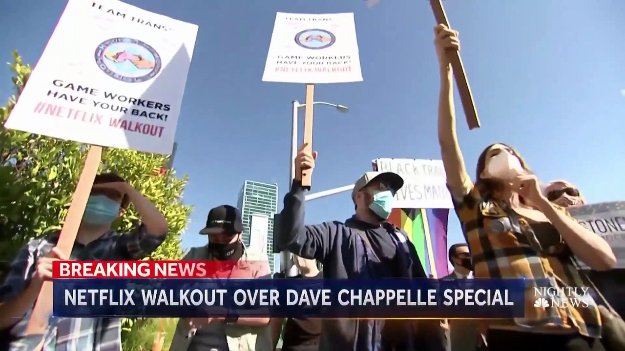 Des manifestants se sont rassemblés près du siège de Netflix à Los Angeles , qui reprochent à la plateforme de streaming son soutien à l'humoriste Dave Chappelle et ses propos jugés transphobes
