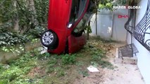 İstanbul Beşiktaş'ta sürücüsünün fren yerine gaza bastığı otomobil bahçeye düştü