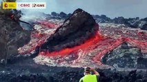 Piroclasti grandi come camion scivolano sui pendii del vulcano Cumbre Vieja