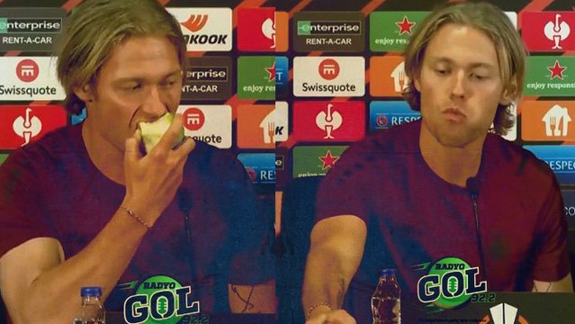 Antwerpli futbolcu Viktor Fischer basın toplantısında elma yedi