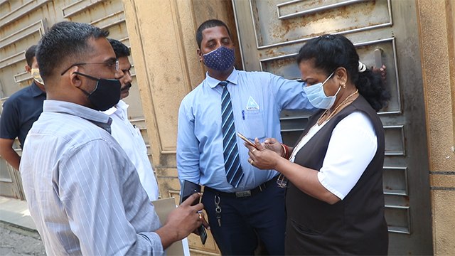 Shahrukh Khan के घर Mannat पर पड़ी NCB Raid, फिर हुए परेशान; FULL VIDEO | Boldsky