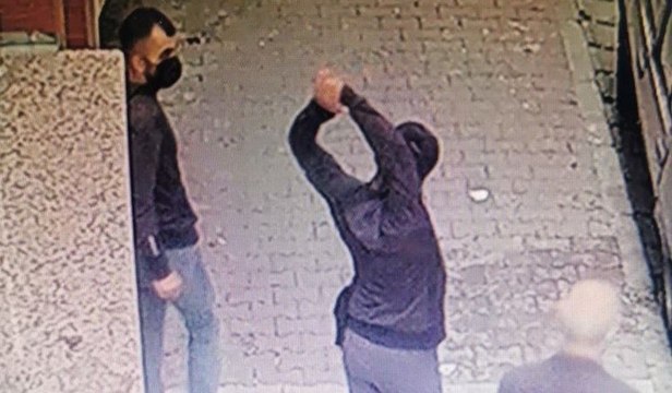 Önce evi soydular sonra güle oynaya kaçtılar