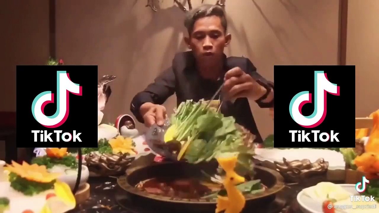 VIRAL!!! KUMPULAN TIKTOK ANGGUN SUPRIADI MUKBANG KEPALA SAPI DAN KEPALA KAMBING TERPEDAS. GILA