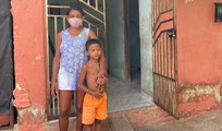 Sem comida, mãe faz apelo por ajuda em Cajazeiras enquanto seu filho, descalço, pede sandálias