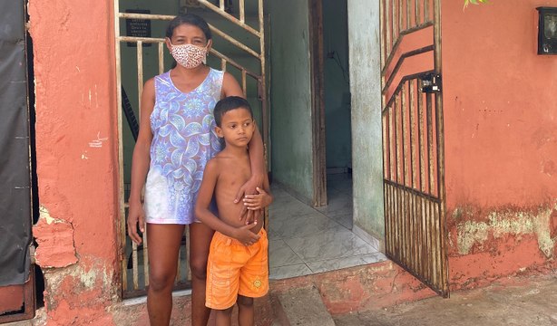 Sem comida, mãe faz apelo por ajuda em Cajazeiras enquanto seu filho, descalço, pede sandálias