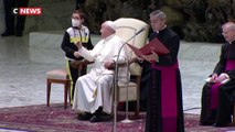 Un enfant vient s’assoir à l’improviste à côté du pape François en pleine audience au Vatican et réclame sa calotte - VIDEO
