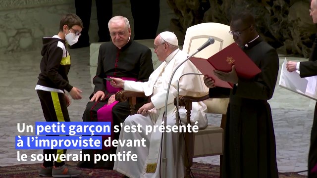 Vatican: un petit garçon charme le pape François