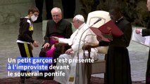 Vatican: un petit garçon charme le pape François