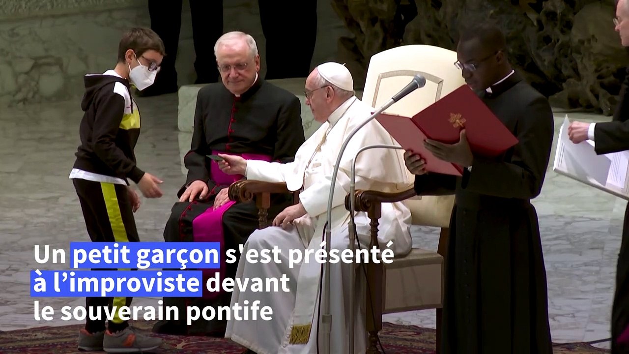 Vatican: un petit garçon charme le pape François