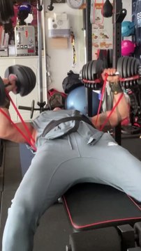 —Trying to find ways to up the workout intensity, The Chest exercises can be done using dumbbells, resistance bands or both Gear from @bodyengineers —Happy Thursday Everyone ! —Salut la famille, j’espère que vous allez bien ? Voici mon entraîneme