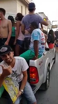 Un homme tombe d'une pickup après avoir trop bu lors d'un festival !