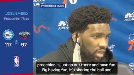 Video herunterladen: 'Go out and have fun' - Embiid unfazed by Simmons drama after 76ers win opener