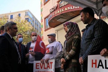 EVLAT NÖBETİNDEKİ AİLELERİ ZİYARET EDEN KAYMAKAM KARAASLAN: BU MÜCADELE BÜYÜK BİR MÜCADELEDİR