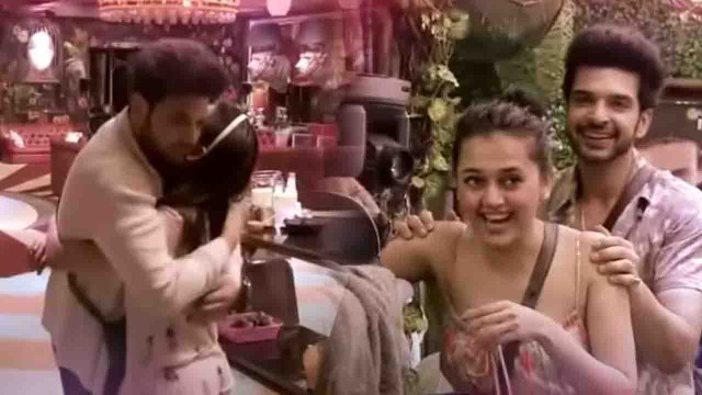 Bigg Boss 15: Pratik Sehajpal ने खोला Tejasswi Prakash और Karan Kundra का Relation | FilmiBeat