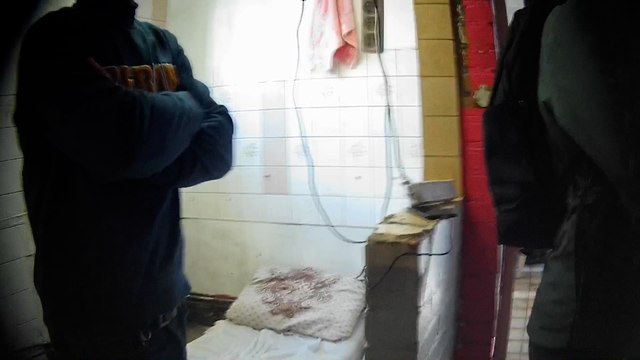 Au cœur d'un squat où sont logés et exploités des sans-papiers à Drancy