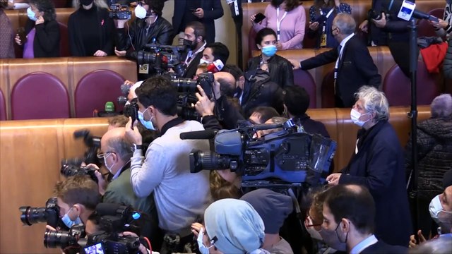 Roma, affaccio al balcone e strette di mano: il passaggio di consegne tra Raggi e Gualtieri