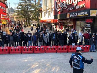 Kentin en işlek sokağında ilginç görüntüler! Sıraya dizilen vatandaşlar hep birlikte kazayı izledi