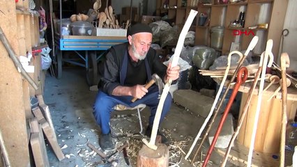 Atölyede işlediği ahşap ürünleri seyyar tablasıyla satıyor