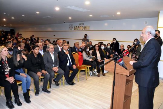 CHP Genel Başkanı Kılıçdaroğlu, Kars'ta partisine katılanlara rozet taktı