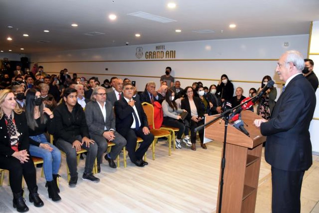 CHP Genel Başkanı Kılıçdaroğlu, Kars'ta partisine katılanlara rozet taktı