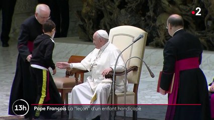 Vatican : une rencontre inattendue entre un enfant handicapé et le Pape François